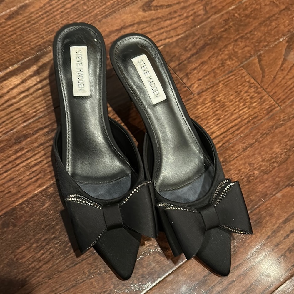 Like new: Steve Madden Black Heeled Mules with Bow Accent
